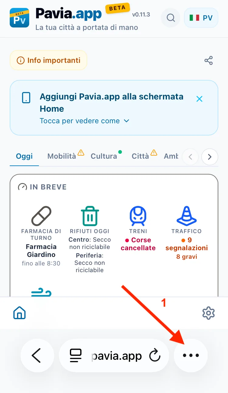 Safari su iPhone con la home del sito aperta: una freccia indica il pulsante ⋯ in basso a destra.