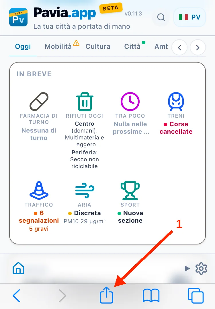 Safari su iPhone con la home del sito aperta: una freccia indica il pulsante Condividi nella barra in basso.